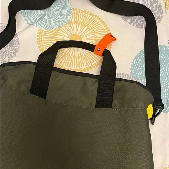 Puma Men's Olive and Black Messenger Bag like new - Picture 5 of 11